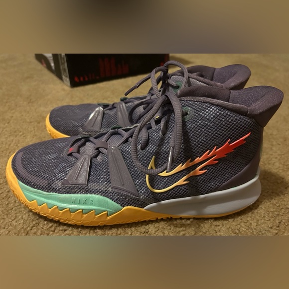 7Y Basketball Shoes - Picture 4 of 8